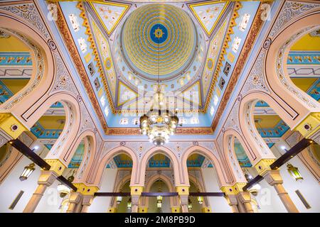 Symmetrischer Weitwinkelblick auf das farbenfrohe Interieur der Jumeirah-Moschee in Dubai Stockfoto