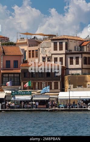 Gebäude entlang der Promenade von Chania, Kreta Stockfoto