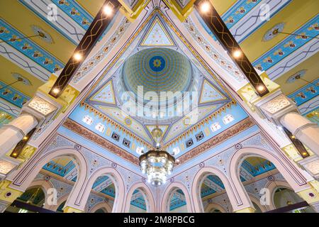 Symmetrischer Weitwinkelblick auf das farbenfrohe Interieur der Jumeirah-Moschee in Dubai Stockfoto