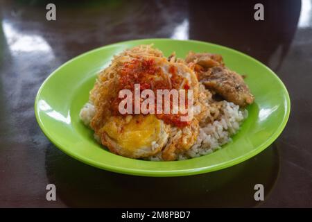 Das Frühstück bestand aus Reis, Nudeln, Kuchen und Chili-Eiern auf dem Straßenmarkt Stockfoto
