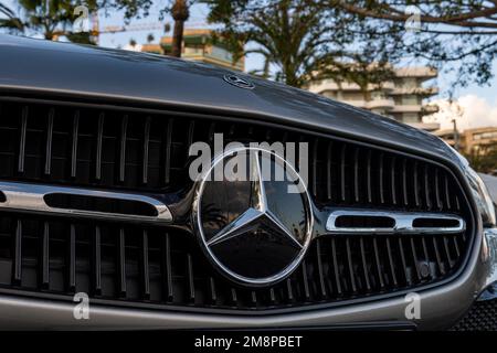 Palma de Mallorca, Spanien; januar 06 2023: Nahaufnahme des Mercedes-Benz-Logo auf der Vorderseite, eines schwarzen Modells auf der Straße Stockfoto