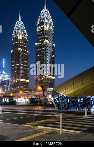 Nachtaufnahme der Al Kazim Towers in Dubai, ähnlich dem Chrisler Building in New York Stockfoto