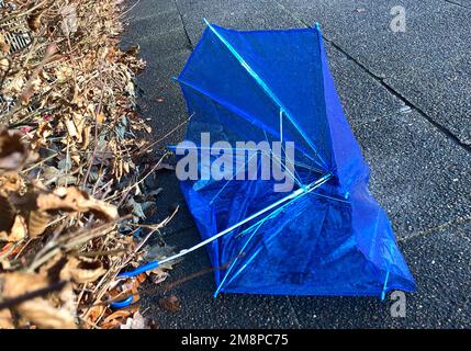 Hamburg, Deutschland. 13. Januar 2023. Ein beschädigter Schirm liegt auf einem Fußweg. Kredit: Daniel Bockwoldt/dpa/Alamy Live News Stockfoto