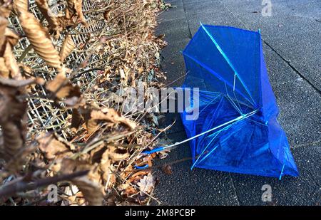 Hamburg, Deutschland. 13. Januar 2023. Ein beschädigter Schirm liegt auf einem Fußweg. Kredit: Daniel Bockwoldt/dpa/Alamy Live News Stockfoto