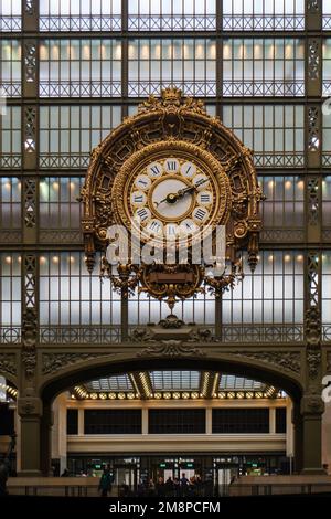 Paris, Frankreich - Mai 2022: Goldene Uhr des Museums D'Orsay. Das Musée d'Orsay ist ein Museum in Paris, am linken Ufer der seine Stockfoto