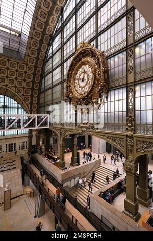 Paris, Frankreich - Mai 2022: Goldene Uhr des Museums D'Orsay. Das Musée d'Orsay ist ein Museum in Paris, am linken Ufer der seine Stockfoto