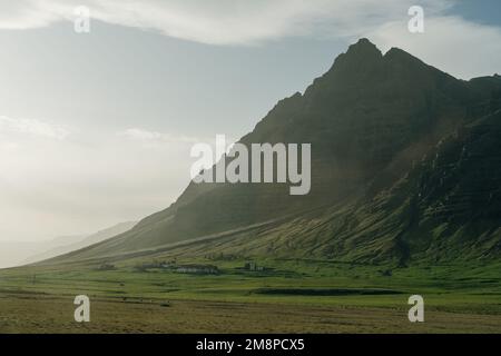 Vestrahorn-Berg am Kap Stokksnes in Island bei Sonnenuntergang. Atemberaubende isländische Naturlandschaft. Hochwertiges Foto Stockfoto