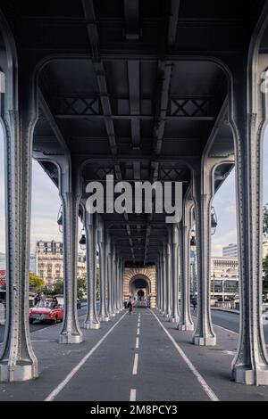 Paris, Frankreich - Mai 2022: Perspektive der bir-hakeim-Brücke (Viaduc de Passy) über den seine-Fluss Stockfoto