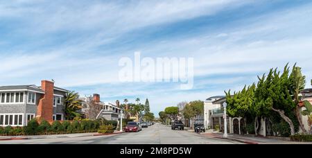 Panoramaaufnahmen einer typischen Straße und Häuser auf der Balboa-Halbinsel in Newport Beach, Kalifornien Stockfoto