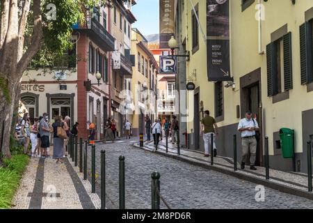 FUNCHAL, PORTUGAL - 20. AUGUST 2021: Dies ist eine der Touristengegenden im historischen Zentrum der Stadt. Stockfoto