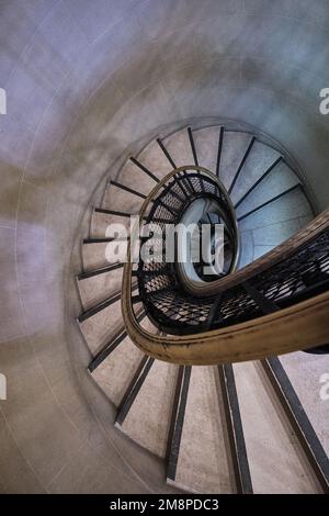 Paris, Frankreich - Mai 2022: Wendeltreppe mit antiken Elefanten im Louvre Stockfoto