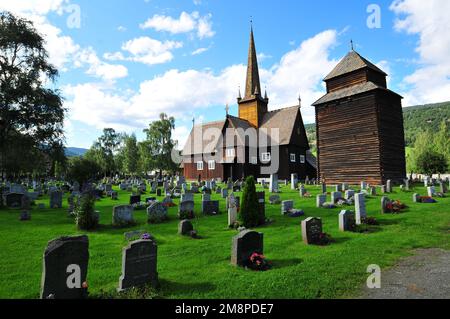 Eine faszinierende Aufnahme der Holzkirche Lesja mit ihrem Friedhof im Dorf Lesja, Norwegen Stockfoto