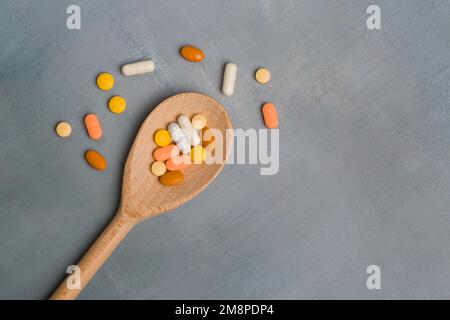 Verschiedene pharmazeutische Pillen, Tabletten und Kapseln auf blauem Hintergrund. Platz für Text kopieren Stockfoto