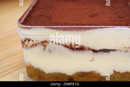 Nahaufnahme des köstlichen Tiramisu, ein beliebtes italienisches Dessert, auch bekannt als toskanische Trifle in Glass Stockfoto