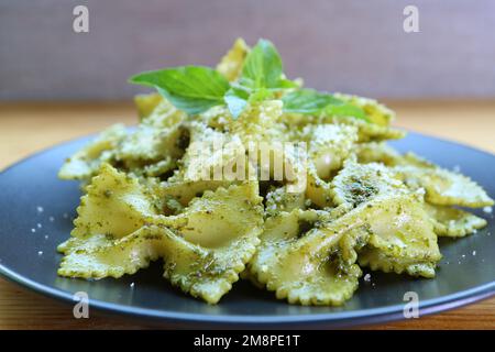 Nahaufnahme köstlicher Fliege Pasta oder Farfalle in Pesto Sauce Stockfoto