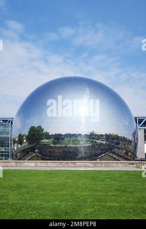 Paris, Frankreich - Mai 2022: La Geode im Parc de la Villette. Spiegelgeodätisches Omnimax-Theater in der Cite des Sciences et de l Industrie Stockfoto