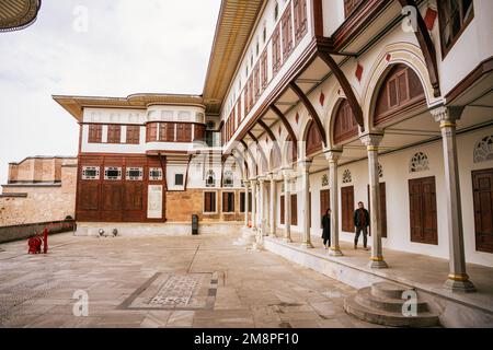 ISTAMBUL, TÜRKEI - SEP 2022: Dies ist die Halle im Harem des Topkapi-Palastes. Hochwertiges Foto Stockfoto