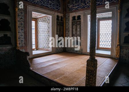 ISTAMBUL, TÜRKEI - SEP 2022: Dies ist die Halle im Harem des Topkapi-Palastes. Hochwertiges Foto Stockfoto