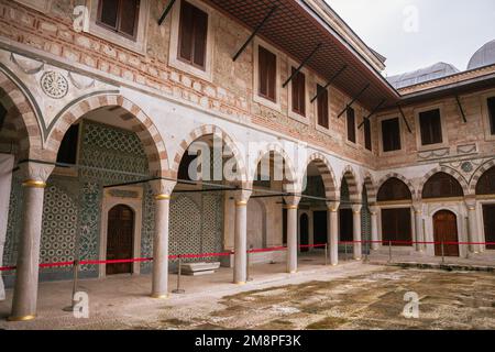 ISTAMBUL, TÜRKEI - SEP 2022: Dies ist die Halle im Harem des Topkapi-Palastes. Hochwertiges Foto Stockfoto