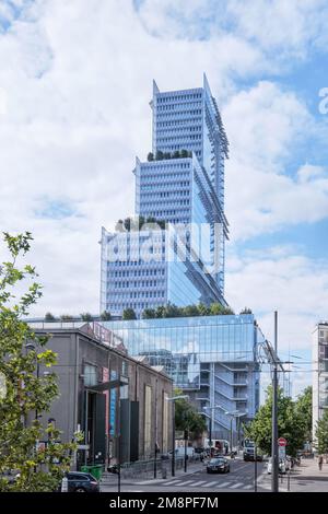 Paris, Frankreich - Mai 2022: Blick auf das neue Gerichtsgebäude von Paris (Cité Judiciaire oder Tribunal of Paris) in Porte de Clichy mit Glasfassade Stockfoto