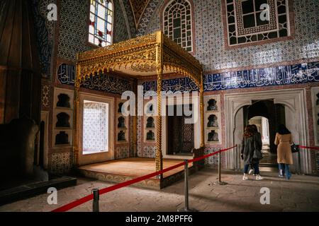 ISTAMBUL, TÜRKEI - SEP 2022: Dies ist die Halle im Harem des Topkapi-Palastes. Hochwertiges Foto Stockfoto