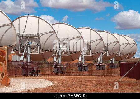 White Cliffs Australia, Schalen eines Solarkraftwerks, das von 1982 bis 2004 als erstes Solarkraftwerk in Australien betrieben wurde. Stockfoto