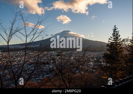 Shimoyoshida, Japan - 27. Dezember 2019. Von der berühmten Chureito-Pagode aus kann man den Berg fuji A sehen Stockfoto