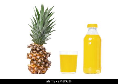 Frische, saftige Ananas, ganz in Stücke geschnitten. Ananassaft in einer Flasche und in einem Glas. Isoliert. Stockfoto