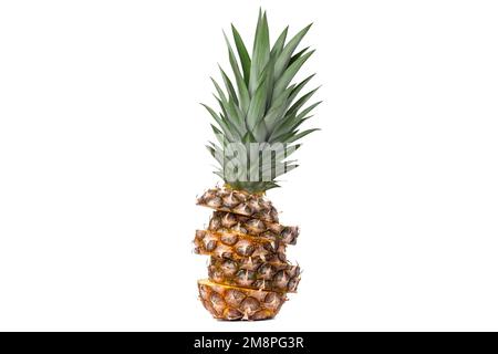 Frische, saftige Ananas, ganz in Stücke geschnitten. Isoliert. Stockfoto
