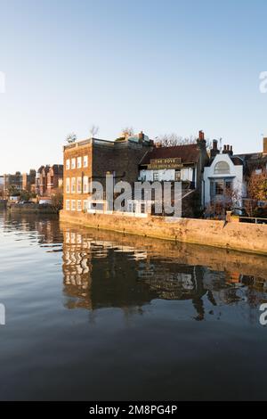 Das Dove Public House neben der Themse in Hammersmith, West London, England, Großbritannien Stockfoto