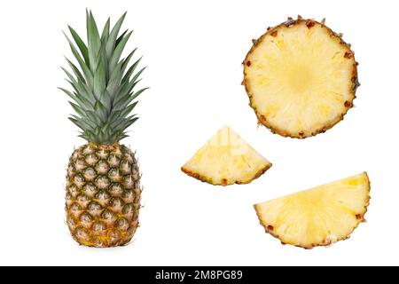Eine ganze saftige, frische Ananas. Ananaskreise, Ringe, Hälften, Viertelstücke. Isoliert. Stockfoto
