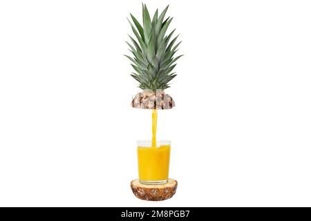 Ein Glas frisch gepressten Ananassaft. Ananasscheiben um die Flasche. Im Flug. Konzept. Isoliert. Stockfoto