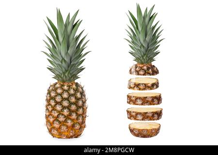 Zwei frische, saftige Ananas, ganz und in Ringe geschnitten. Isoliert. Stockfoto