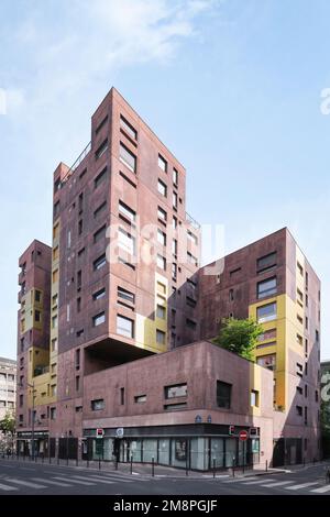 Paris, Frankreich - Mai 2022: Modernes würfelförmiges Apartmentgebäude an der Ecke Rue Elsa Morante und Rue Helene Brion im 13. Arrondissement Stockfoto