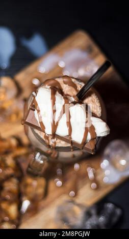 Monster Chocolate Wafer Shake mit Eiscreme und Produktfotografie mit Schlagsahne Stockfoto