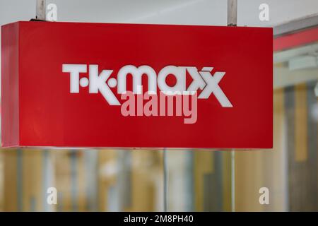 TK Maxx-Schild vor dem beliebten Modegeschäft auf Long Acre im Zentrum von London Stockfoto