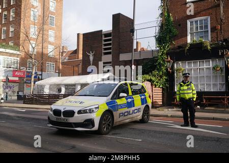 Die Polizei war am Tatort einer Schießerei vor einer Gedenkfeier, die am Samstag gegen 1,30pm Uhr in der römisch-katholischen Kirche St. Aloysius auf der Phoenix Road in Euston stattfand. Ein siebenjähriges Mädchen befindet sich in einem lebensbedrohlichen Zustand nach der mutmaßlichen Schießerei vor der Kirche, während ein weiteres Mädchen und vier Frauen bei demselben Vorfall verletzt wurden. Foto: Sonntag, 15. Januar 2023. Stockfoto