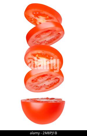 Fliegende Tomaten, in Kreise geschnitten. Tomaten, Tomaten, geschnitten, frische Tomaten. Isoliert. Vertikal. Ein Teil der Tomate von unten. Stockfoto