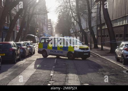 London, Großbritannien. 15. Januar 2023 Eine Polizeisperre ist in der Nähe der Euston Station, nach einer mutmaßlichen Schießerei vor St. Aloysius R.C. Kirche am Samstagnachmittag. Ein siebenjähriges Mädchen befindet sich in einem kritischen Zustand und fünf weitere wurden verletzt. Berichte besagen, dass Schüsse von einem fahrenden Fahrzeug abgefeuert wurden. Kredit: Vuk Valcic/Alamy Live News Stockfoto