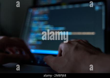 Hände schreiben Code auf Laptop. Software- und Webentwicklung mit javascript und HTML Stockfoto