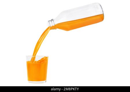 Flasche, Glas frisch gepresster Orangensaft, isoliert auf weißem Hintergrund. Saft gießt aus einer Flasche mit einem Glas. Stockfoto