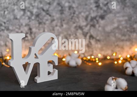 Das große Wort Liebe ist aus Holz. Hochwertiges Foto Stockfoto