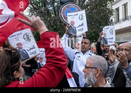 Demonstration gegen Präsident Kais Saied in Tunis, Tunesien, am 14. Januar 2023. Tunis steht unter hohen Spannungen, mehrere Aufrufe, gegen den Putsch von Präsident Kais Saied vom 25. Juli 2021 an diesem Jahrestag der tunesischen Revolution und dem Abgang von Ben Ali im Jahr 2011 zu demonstrieren. Mehrere tausend Demonstranten haben es trotz des Verbots von Demonstrationen geschafft, sich der Avenue Habib Bourguiba anzuschließen, um Slogans gegen den amtierenden Präsidenten auszusprechen. Die berühmte tunesische "Freigabe" wurde den ganzen Tag lang mit Anhängern der Nationalen Heilsfront (NSFT), zumeist mit Anhängern der Mouvement Ennahdha, beklagt Stockfoto