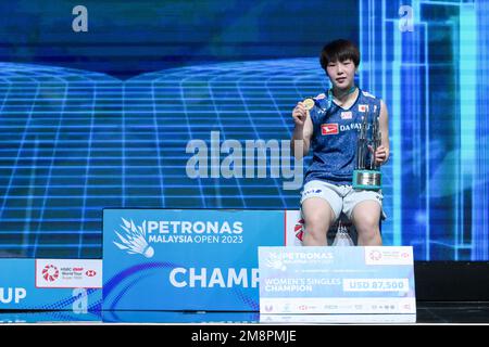 Kuala Lumpur, Malaysia. 15. Januar 2023. Japans Yamaguchi Akane posiert für Fotos während der Verleihung des Finalspiels der Frauen-Singles bei den Malaysia Open 2023 in Kuala Lumpur, Malaysia, am 15. Januar 2023. Kredit: Zhu Wei/Xinhua/Alamy Live News Stockfoto