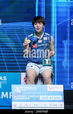 Kuala Lumpur, Malaysia. 15. Januar 2023. Japans Yamaguchi Akane posiert für Fotos während der Verleihung der FrauenSingles bei den Malaysia Open 2023 in Kuala Lumpur, Malaysia, am 15. Januar 2023. Kredit: Zhu Wei/Xinhua/Alamy Live News Stockfoto