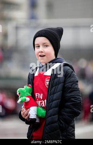 London, Großbritannien. 15. Januar 2023. Ein junger männlicher Arsenal-Unterstützer mit einem Gunnersaurus-Teddy kommt zum Barclays FA Womens Super League-Spiel zwischen Arsenal und Chelsea im Emirates Stadium in London, England. (Liam Asman/SPP) Kredit: SPP Sport Press Photo. Alamy Live News Stockfoto