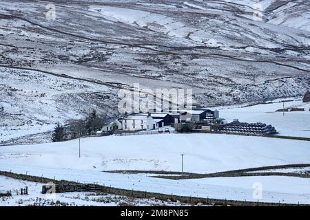 Teesdale, County Durham, Großbritannien. 15. Januar 2023 Wetter in Großbritannien. Mit einer gelben Wetterwarnung in Kraft, Schnee und Eis treffen heute Teile von Teesdale, County Durham, Nordostengland. Die Vorhersage ist für einen helleren Nachmittag, aber kühl. Kredit: David Forster/Alamy Live News Stockfoto