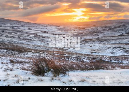 Teesdale, County Durham, Großbritannien. 15. Januar 2023 Wetter in Großbritannien. Mit einer gelben Wetterwarnung in Kraft, Schnee und Eis treffen heute Teile von Teesdale, County Durham, Nordostengland. Die Vorhersage ist für einen helleren Nachmittag, aber kühl. Kredit: David Forster/Alamy Live News Stockfoto