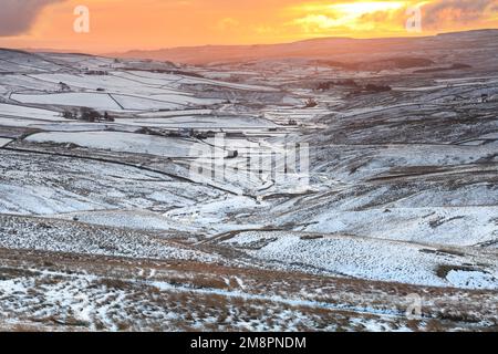 Teesdale, County Durham, Großbritannien. 15. Januar 2023 Wetter in Großbritannien. Mit einer gelben Wetterwarnung in Kraft, Schnee und Eis treffen heute Teile von Teesdale, County Durham, Nordostengland. Die Vorhersage ist für einen helleren Nachmittag, aber kühl. Kredit: David Forster/Alamy Live News Stockfoto