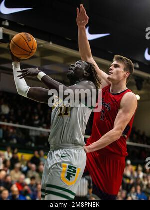 Januar 14 2023 Moraga CA, USA Der San Francisco Forward Josh Kunen (11) geht beim NCAA Männer Basketballspiel zwischen den San Francisco Dons und den Saint Mary's Gaels auf den Basketball. Saint Mary's besiegte San Francisco 78-61 im war Memorial Gym San Francisco Calif Thurman James/CSM Kredit: CAL Sport Media/Alamy Live News Stockfoto